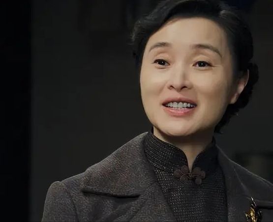 ：阿菊临死不认母亲骨灰儿子北大毕业！AG真人国际《沉默的荣耀》朱枫牺牲(图1)